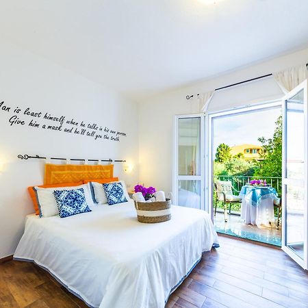 Le Maschere B&B サンタ・テレーザ・ガッルーラ エクステリア 写真