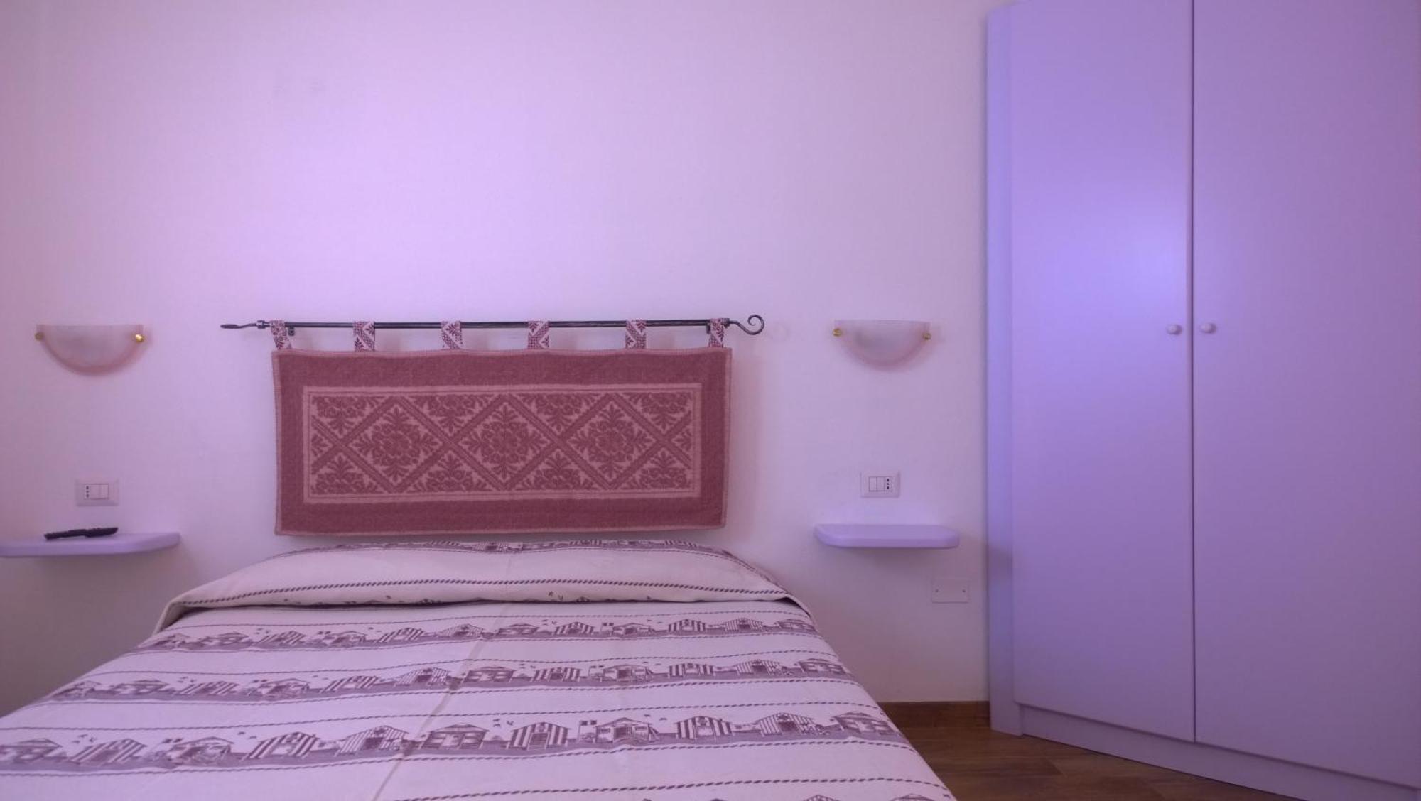Le Maschere B&B サンタ・テレーザ・ガッルーラ エクステリア 写真